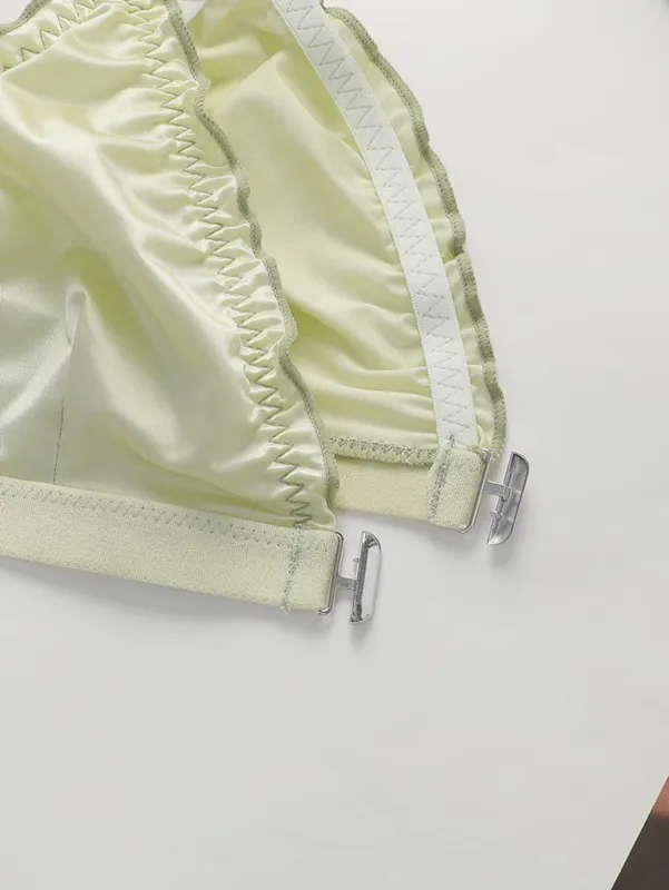 2Set Set Lingerie Segitiga Satin Wanita Bra Penutup Depan Nirkabel dengan Bra dan Celana Dalam Lembut Nyaman dengan Potongan Ruffle untuk Sehari-hari