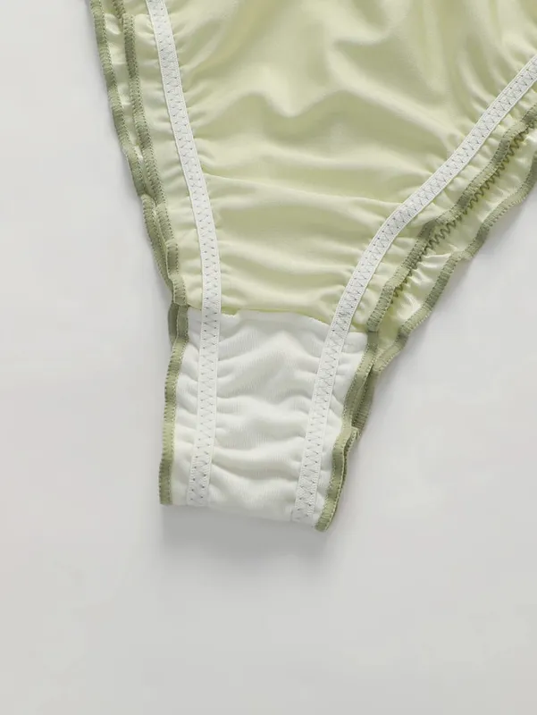 2Set Set Lingerie Segitiga Satin Wanita Bra Penutup Depan Nirkabel dengan Bra dan Celana Dalam Lembut Nyaman dengan Potongan Ruffle untuk Sehari-hari
