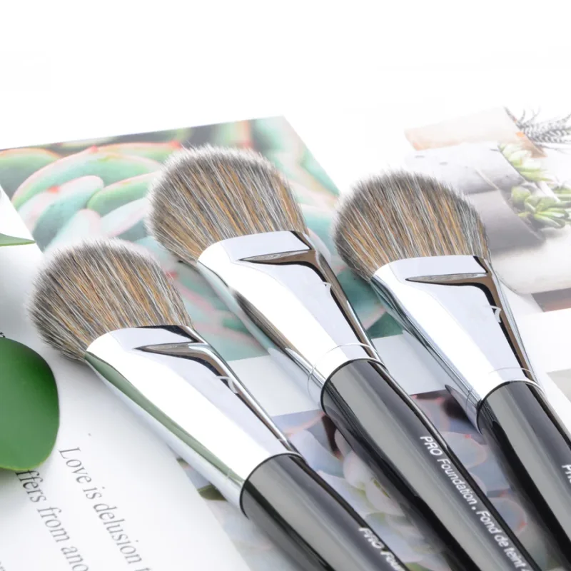 1 Stück Pro Foundation #47 Pudergrundierung Make-up-Pinsel Schatten-Make-up-Pinsel mit synthetischem Haar und Holzgriff