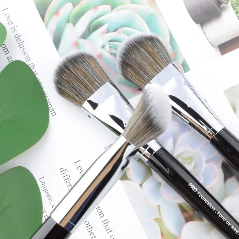 1 Stück Pro Foundation #47 Pudergrundierung Make-up-Pinsel Schatten-Make-up-Pinsel mit synthetischem Haar und Holzgriff