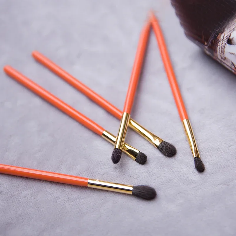 Professionele handgemaakte make-up kwastenset Zacht blauw eekhoorngeitenhaar Oogschaduw Nauwkeurige mengborstel Oranje make-upborstelset