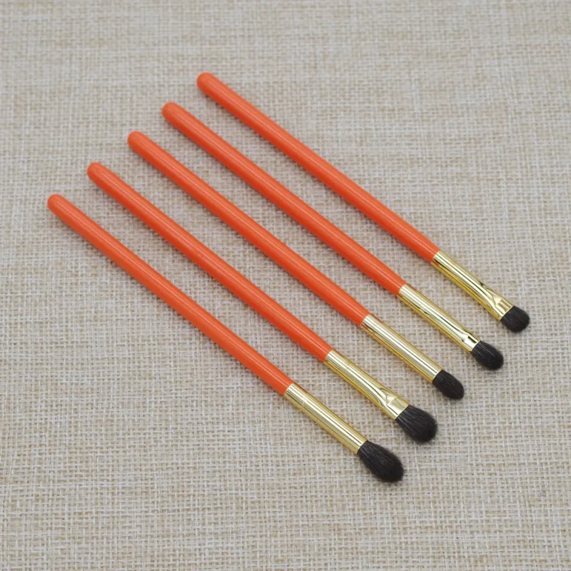 Professionele handgemaakte make-up kwastenset Zacht blauw eekhoorngeitenhaar Oogschaduw Nauwkeurige mengborstel Oranje make-upborstelset
