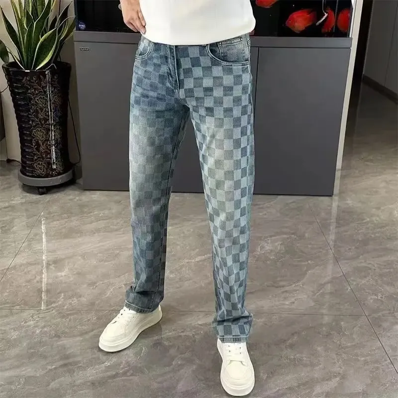 Karierte Frühlings- und Sommerjeans von der trendigen Marke. Vielseitige Herren-Jeans mit geradem Bein und lockerer, lockerer, gerader Stretch-Hose