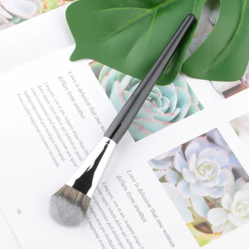 1 Stück Pro Foundation #47 Pudergrundierung Make-up-Pinsel Schatten-Make-up-Pinsel mit synthetischem Haar und Holzgriff