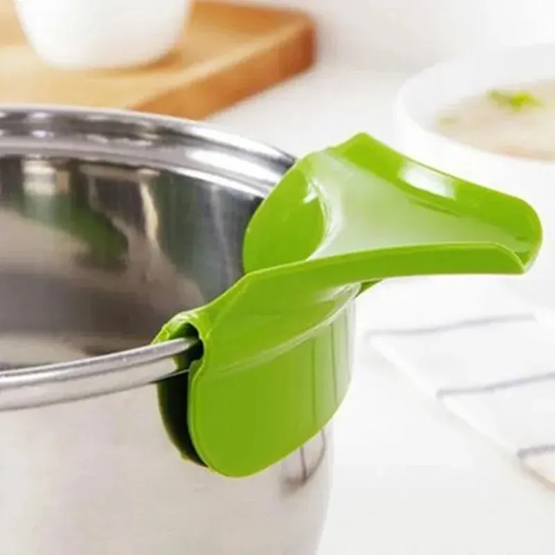 Spout Funnel for Pots Pans and Bowls and Jars Kitchen Gadget Tools Creative Silicone Liquid Funnel Anti-spill Slip On Pour Soup — image 4