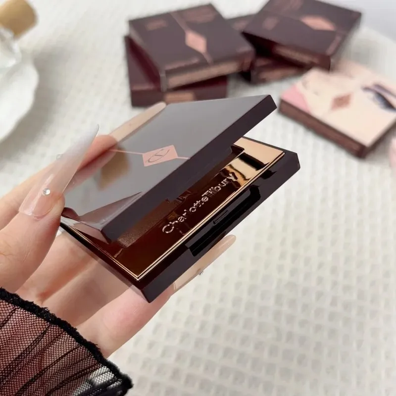 Charlotte Tilbury Luxury Eyeshadow Palette Satin-matte Shimmer and Metallic Finishes Easy-to-use 4-shade CT Eyeshadow Palette — image 6
