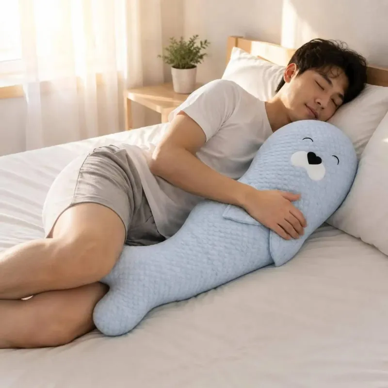 Cuscino lungo in peluche per abbracciare il sonno. Cuscino per il corpo di supporto. Accogliente arredamento a forma di animale. Riposo confortevole per il letto degli adulti — image 3