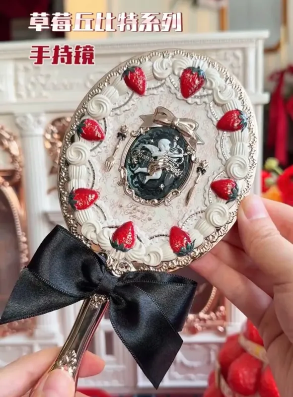 Flower Knows ręczne lusterko do makijażu noc świętojańska truskawka Cupid Bunny ogród wzór reliefowy ograniczony kolor zestaw narzędzi do makijażu
