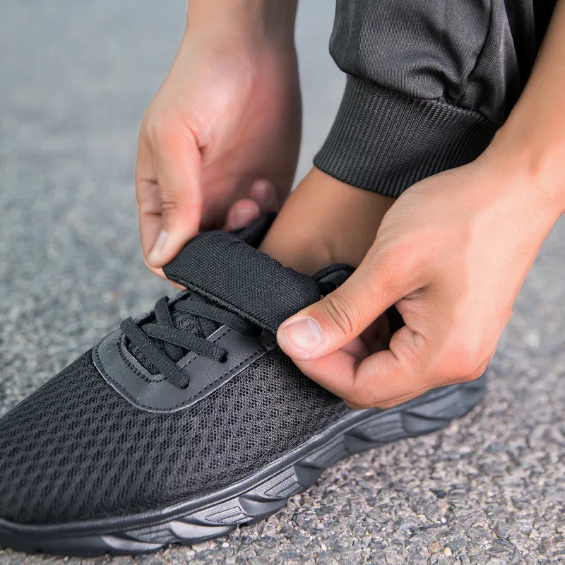 Scarpe da ginnastica da uomo nere solide Tomaia in maglia cava Suola antiscivolo Suola leggera Allenamento da jogging Calzature sportive da viaggio quotidiane casuali — image 6