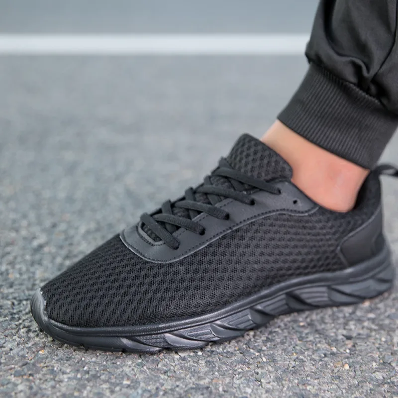 Scarpe da ginnastica da uomo nere solide Tomaia in maglia cava Suola antiscivolo Suola leggera Allenamento da jogging Calzature sportive da viaggio quotidiane casuali