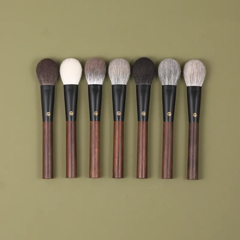 Professionelle håndlavede makeup børster 1 PC blødt egern Ræve Heste Gedehår Fladt Runde Blush Børste Valnød Håndtag Make Up Børste — image 2
