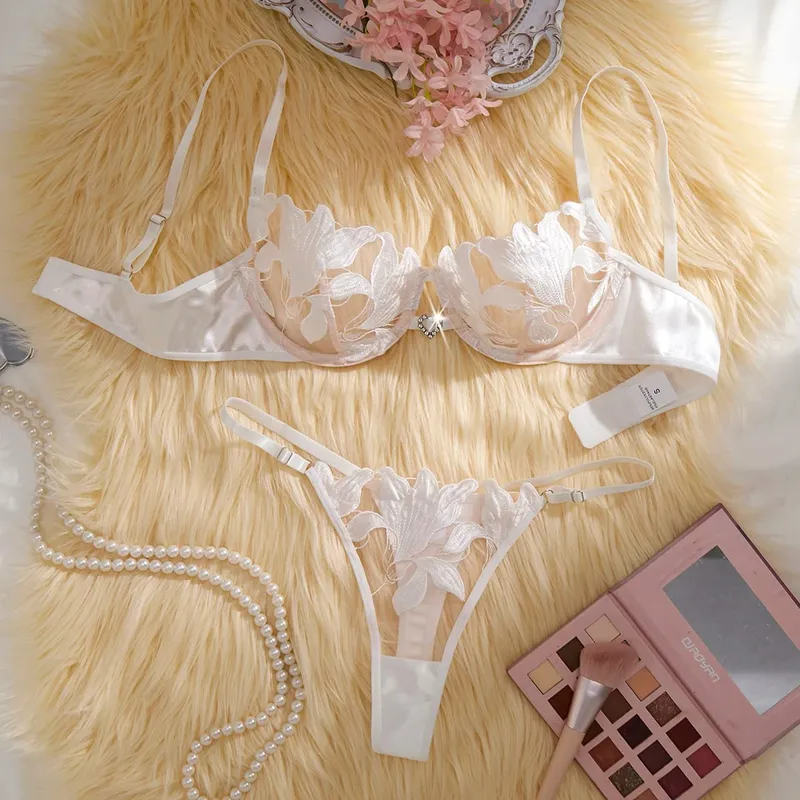 Set Piyama Cetak Bordir Putih - Satu Set Dengan Desain Bunga Cocok untuk Wanita Bra Seksi ZA824031