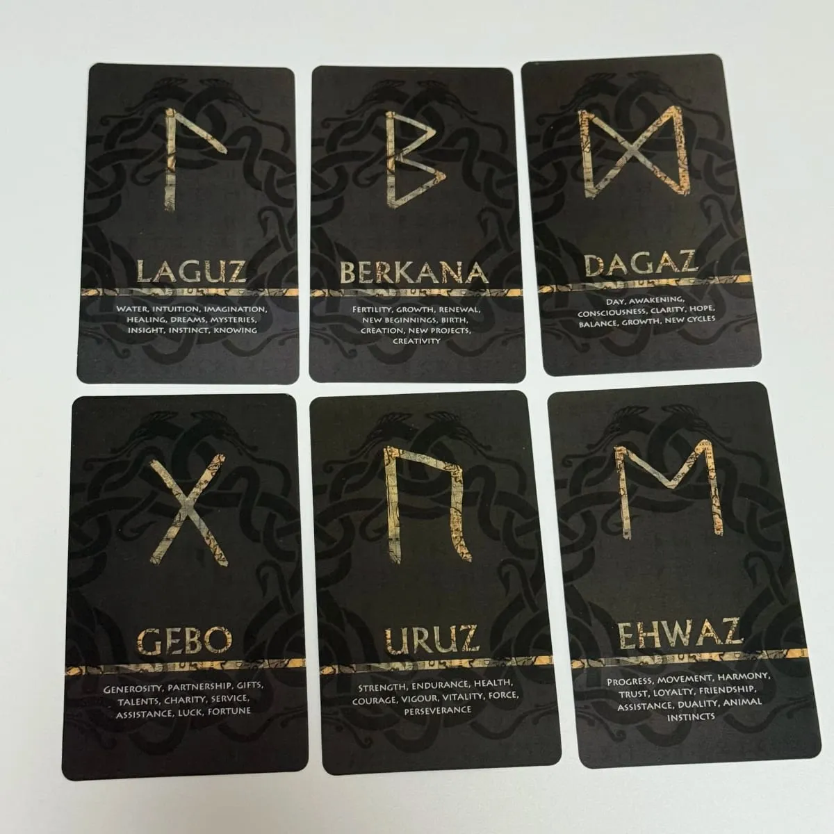 การ์ด Rune ของ Elder Futhark ที่มีความหมาย – ตำนานนอร์ส 25 ชิ้น การ์ด Oracle สำหรับการทำนายดวงชะตาและการทำสมาธิ