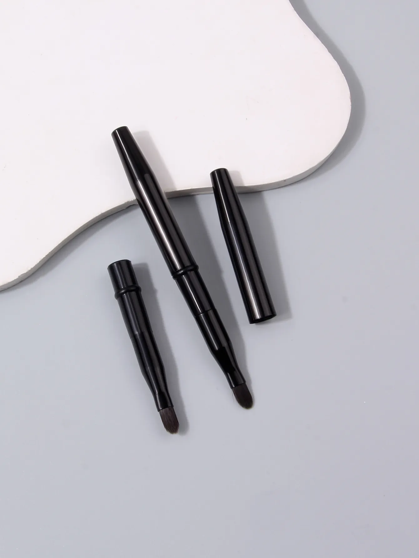 2 stk. Sort med et dæksel Tiltrækkelige læbe makeup børster Dobbelt-endede udtrækkelige læbe børste rejse læbestift glans makeup børste — image 5