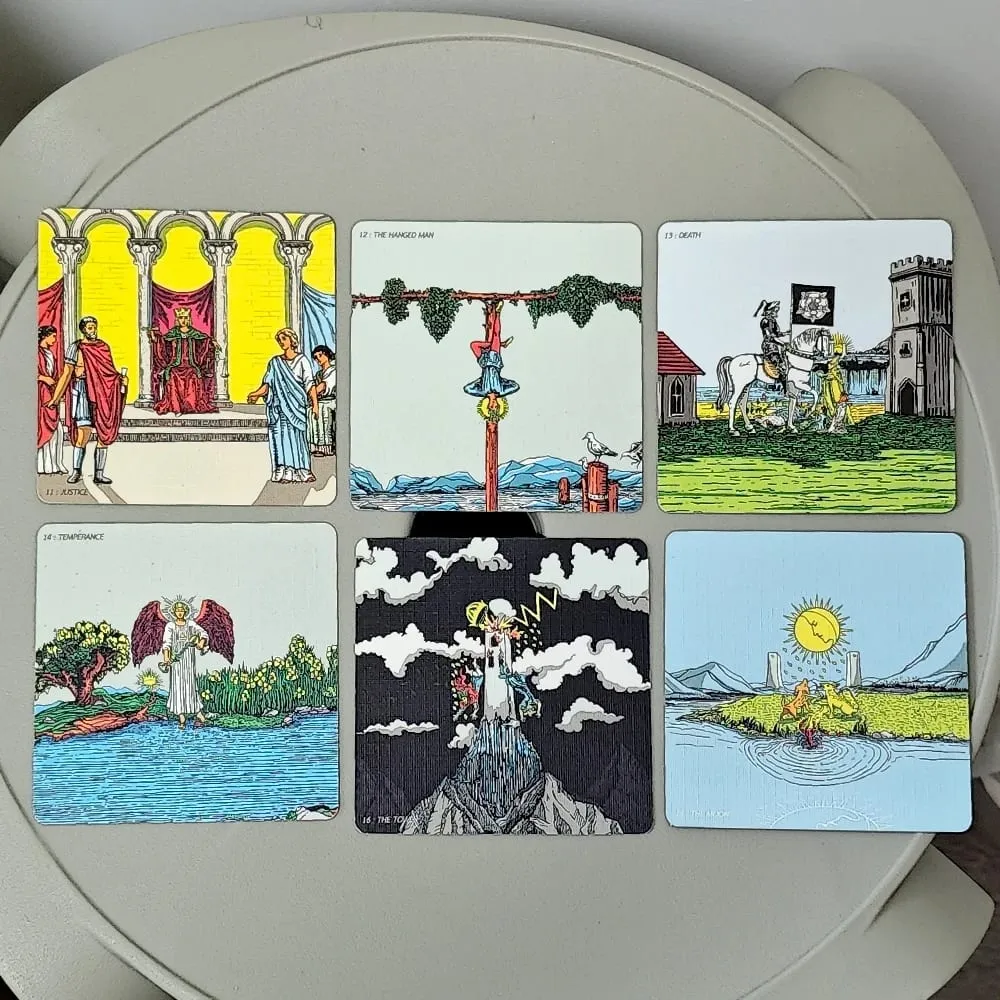 RWS Weitwinkel-Tarot, 78 Karten + 2 Spezialrahmenkarten, gedruckt auf 350 g/m² doppelt geprägtem Karton, 7 x 7 cm