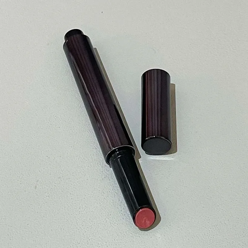 Le rouge à lèvres miroir a une texture lisse, une couleur riche et une formation de film qui ne sèche pas et ne coince pas, hydratant et pouty. — image 6