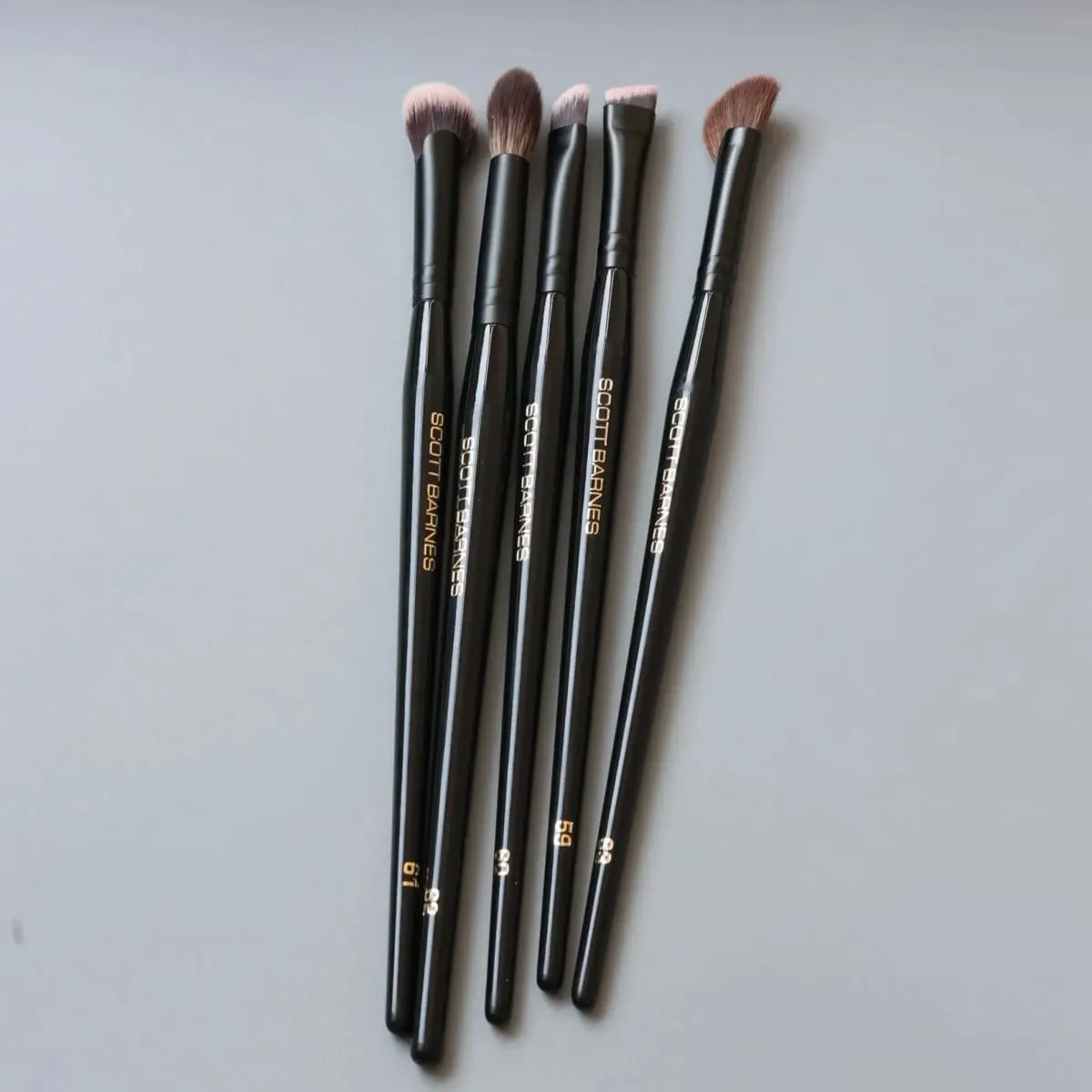 Set Berus Mekap Hitam Mewah dari SCOTT Alat Berus Kosmetik Rambut Sintetik Super lembut Pemerah Pipi Pembayang Mata.