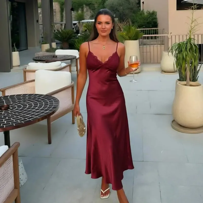 Gaun Tambal Sulam Renda Satin Kuning Seksi Gaun Wanita Potongan Bias Leher V Tanpa Lengan Tali Spaghetti Gaun Wanita Potongan Bias Musim Panas 2026 — image 12