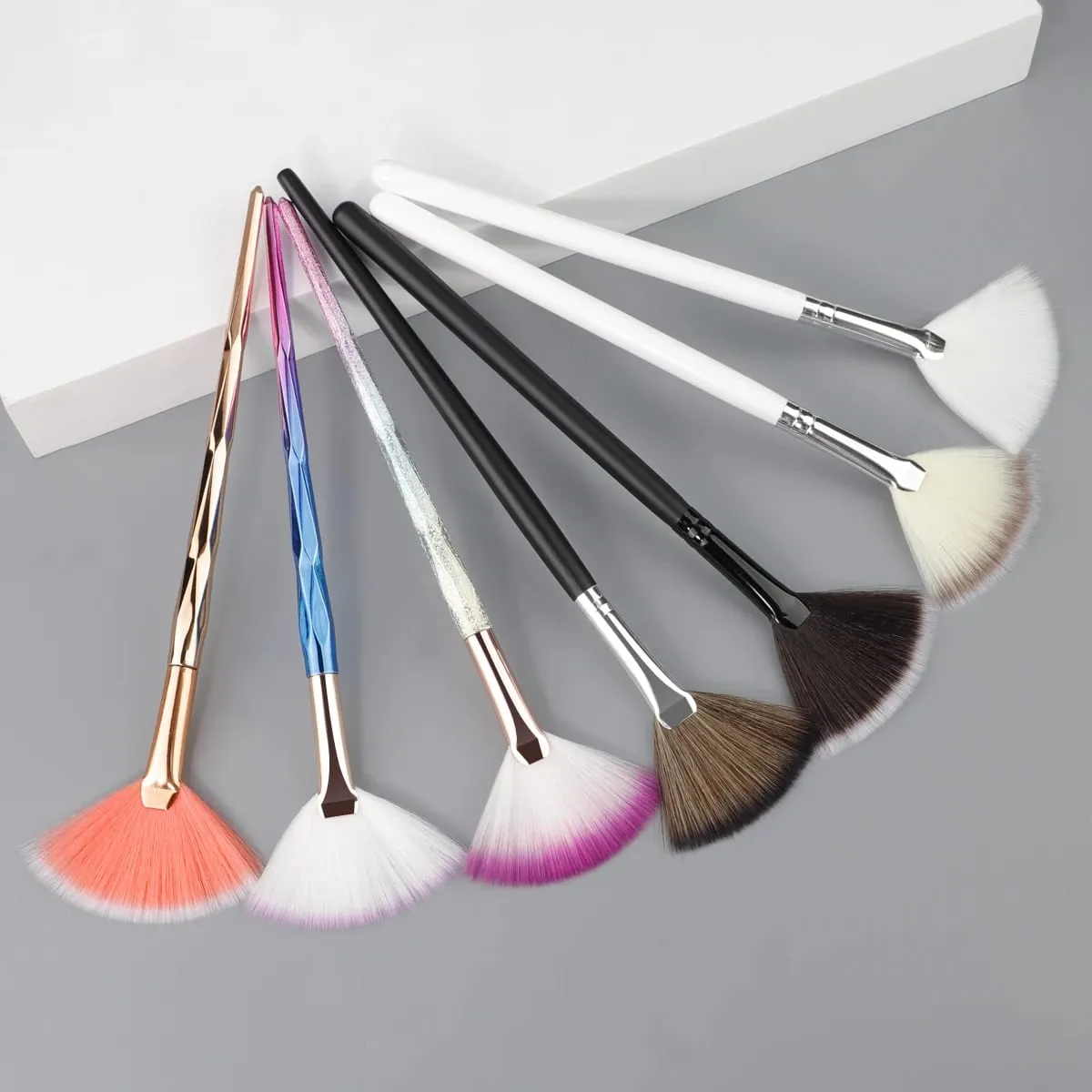 1ks Nové praktické štětce na obličej Vějířové štětce na make-up Měkké přenosné štětce na masky Kosmetické pomůcky pro dámy Dívky Nail Charm Beaut — image 1