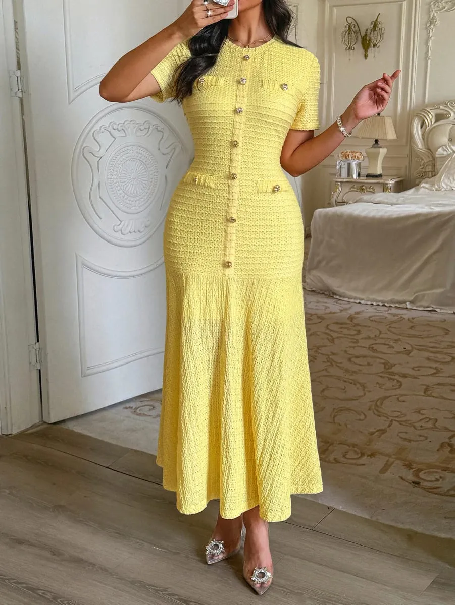 Einfarbiges Midikleid für Damen, kurzärmelig, mit goldenen Knöpfen verziert, tailliertes Kleid mit ausgestelltem Saum, elegantes Retro-Outfit für Verabredungen und Partys — image 2