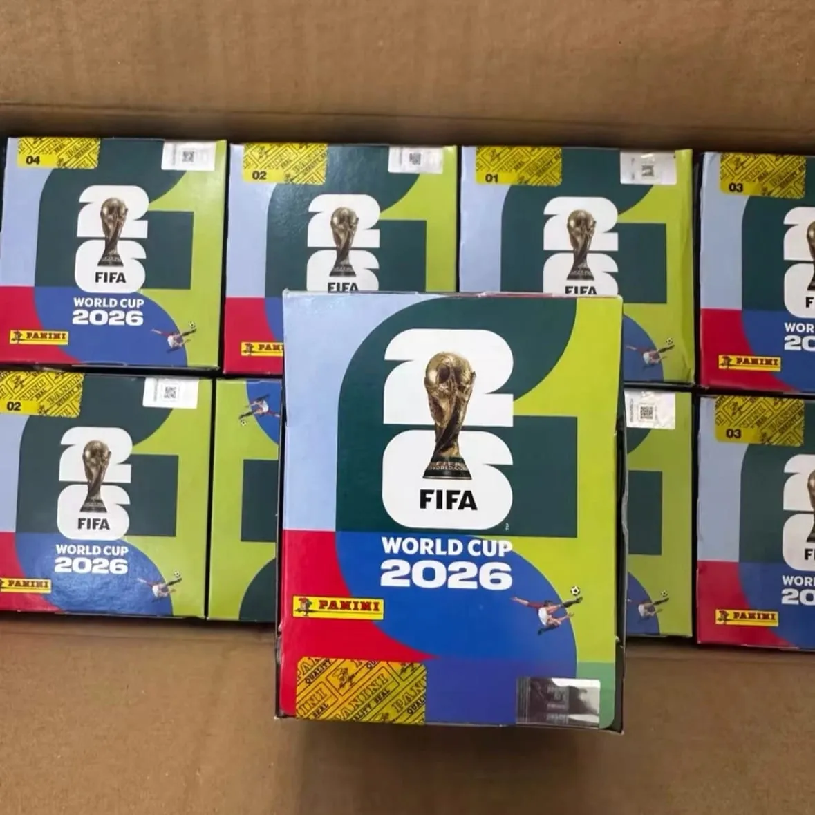 Panini Boîte de collection d'autocollants officiels de la Coupe du Monde de la FIFA 2026 – Boîte complète sous licence avec album d'autocollants Joueur de football authentique — image 1