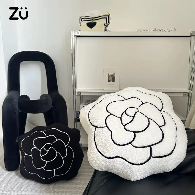 45 cm modernes Plüschkissen mit Blumenstickerei, Kamelien-förmiges Wurfkissen, weiches Heim- und Raumdekor-Kissen — image 2