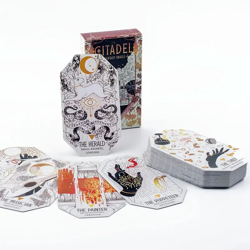 The Citadel A Fantasy Oracle - ไพ่ทาโรต์ 60 ใบได้รับอิทธิพลอย่างลึกซึ้งจากวรรณกรรมแฟนตาซีและเกมบนโต๊ะองค์ประกอบที่มีมนต์ขลัง