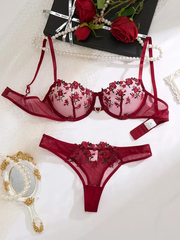 Ensemble de sous-vêtements respirants confortables semi-transparents brodés en forme de coeur rouge vin pour femme approprié ZA825026