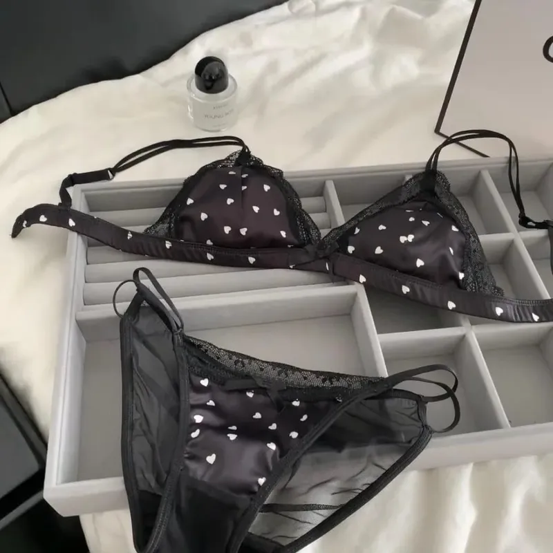 Nuovo stile francese reggiseno in raso di pizzo slip set senza fili sottile coppa a triangolo dolce lingerie per busto piccolo giovani donne taglia 32‑38 — image 2