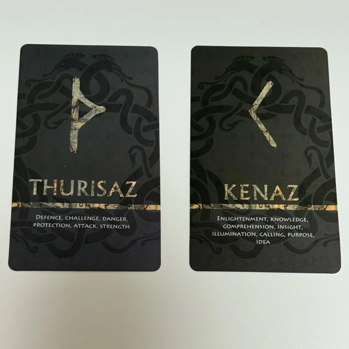 การ์ด Rune ของ Elder Futhark ที่มีความหมาย – ตำนานนอร์ส 25 ชิ้น การ์ด Oracle สำหรับการทำนายดวงชะตาและการทำสมาธิ