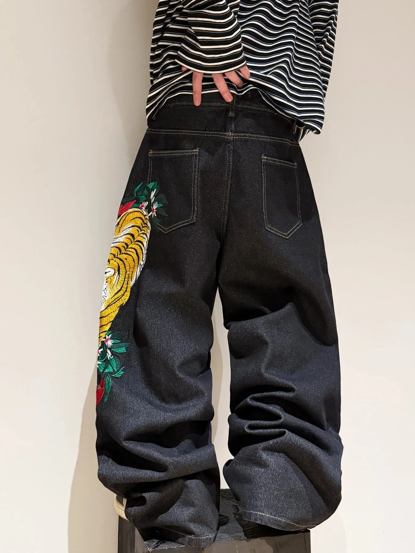 Amerikai retro tigris hímzésű fekete férfi bő, széles szárú farmer Y2K utcai hip-hop divatos sokoldalú egyenes szárú nadrág — image 5