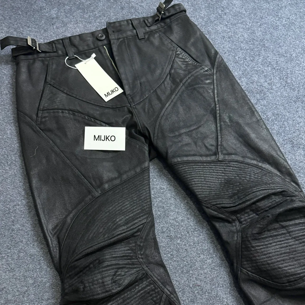 Techwear Стиль Вощеное покрытие Плиссированные лоскутные расклешенные джинсы в стиле панк Мужская пряжка на талии Дизайн Винтажные мотоциклетные повседневные брюки — image 3