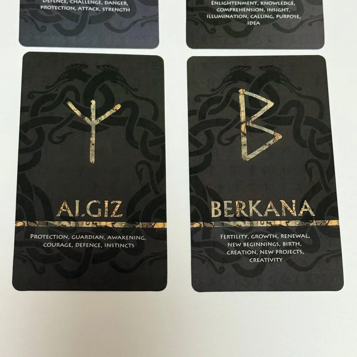 การ์ด Rune ของ Elder Futhark ที่มีความหมาย – ตำนานนอร์ส 25 ชิ้น การ์ด Oracle สำหรับการทำนายดวงชะตาและการทำสมาธิ