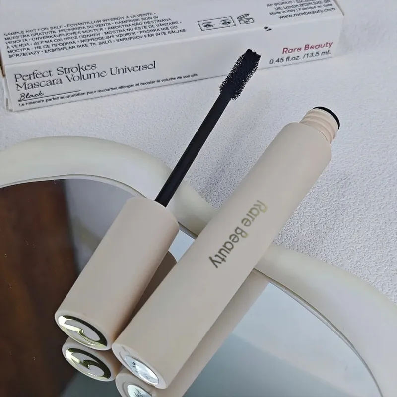 Rare Beauty Maskara Keanjalan Tinggi Guratan Sempurna Maskara Volumisasi Sejagat Rare Beauty Volumizing Curling dan Memanjangkan — image 4