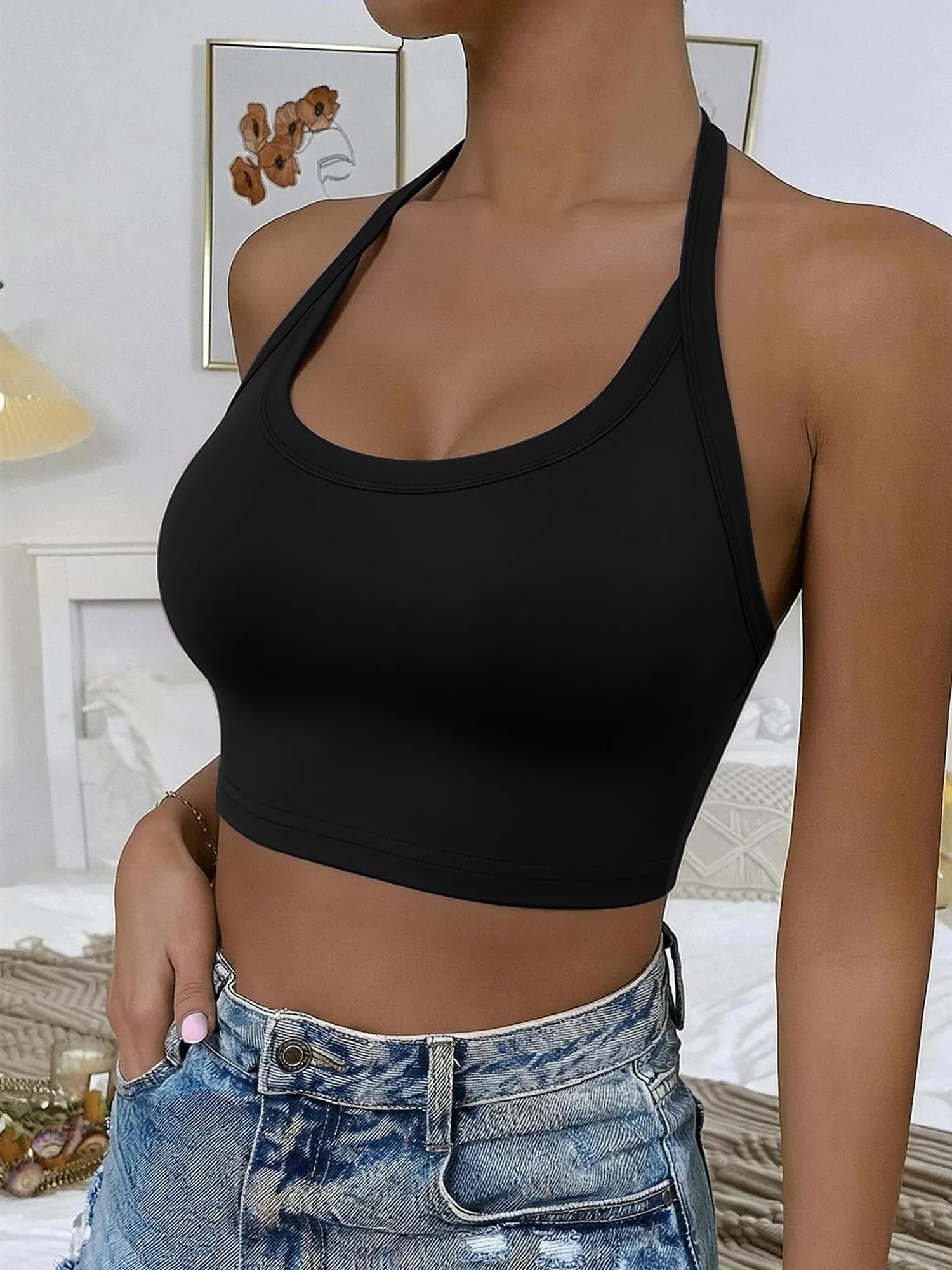 Silhouette Sculpt Halter Neck Crop Cami ด้านหลัง Cutaway U สลิงด้านหน้าสำหรับกิจกรรมคอนเสิร์ตและการถ่ายภาพ Urban Street ในเวลากลางคืน