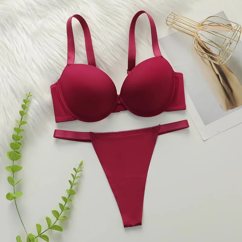 Küçük göğüslerin bedenlerini sergilemesi için uygun, çelik destekli, seksi, kalın dolgulu sütyen Kadın iç çamaşırı seti B2051