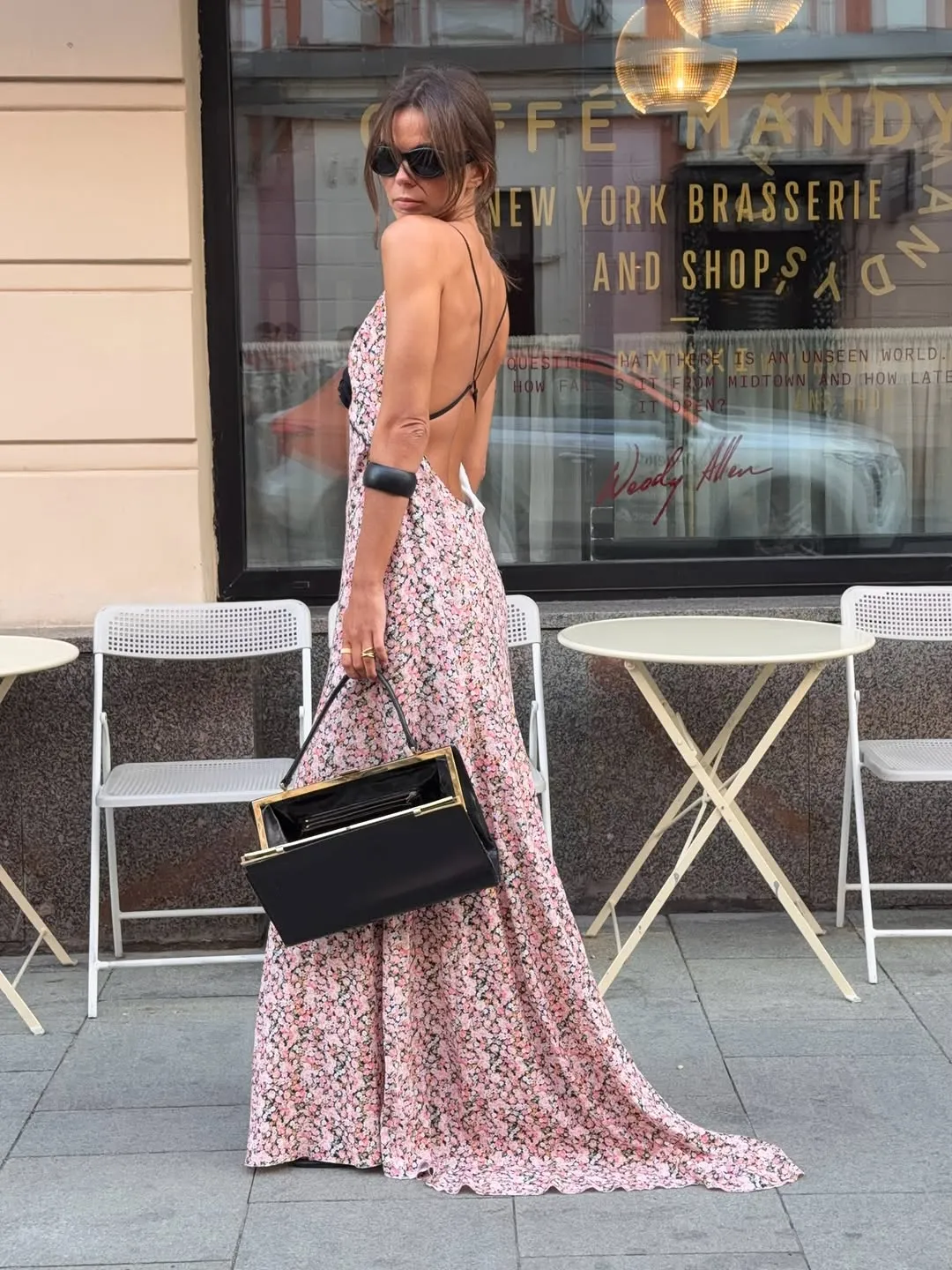 Rosafarbenes, geblümtes Satin-Maxikleid mit Spaghettiträgern, tiefem V-Ausschnitt vorne, schwarzes Rosendetail, Rüschensaum, Damen-Straßenurlaubskleid — image 6