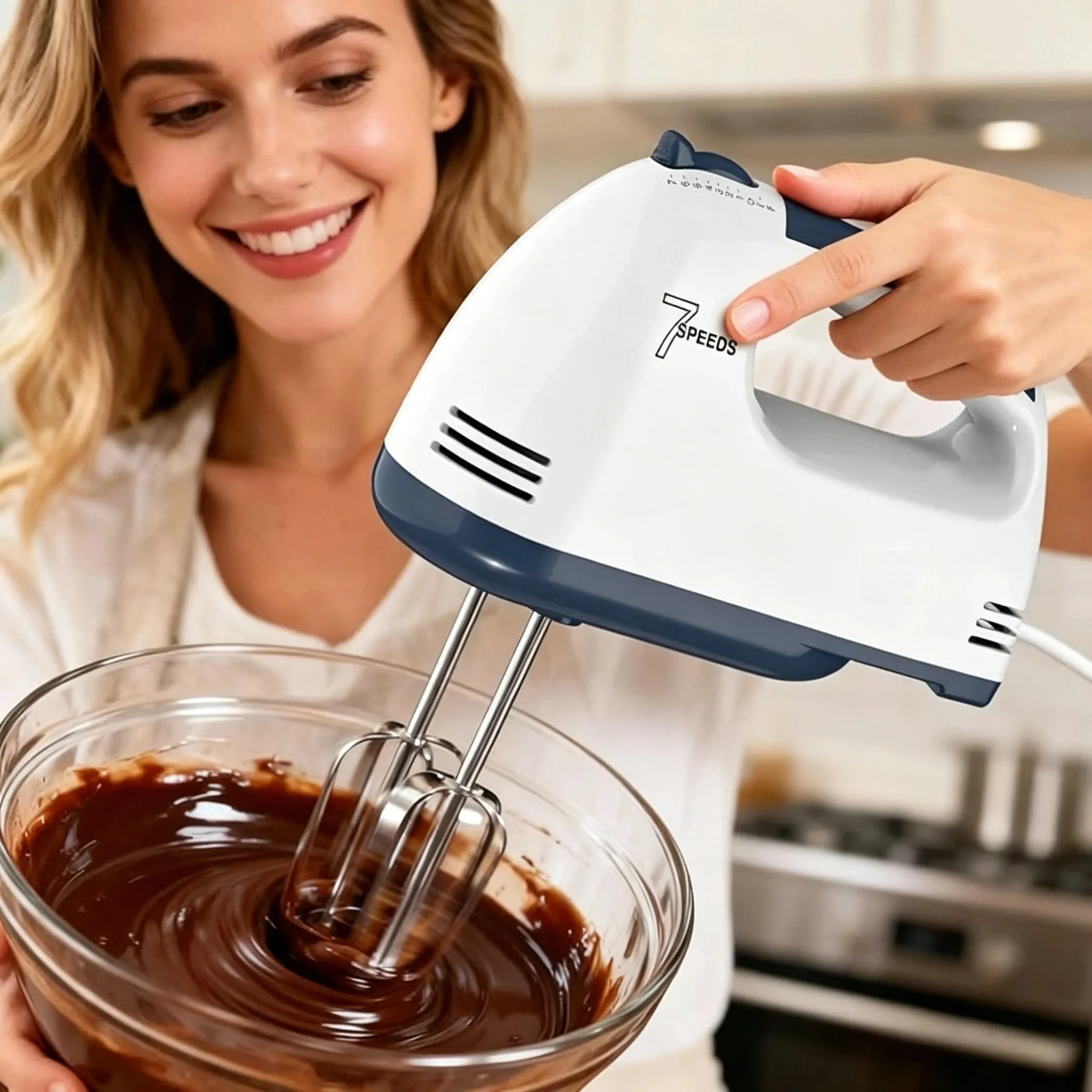 Máy trộn cầm tay có 7 cài đặt tốc độ đáp ứng nhiều nhu cầu khác nhau từ trộn nguyên liệu khô đến đánh kem. — image 3