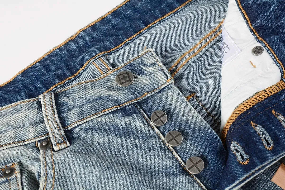 Jean en denim vieilli délavé bleu High Street pour hommes avec braguette boutonnée à motif de lettre brodée, adapté à un usage toutes saisons — image 2
