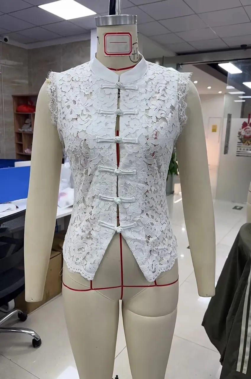 Y2K Top corto in pizzo tinta unita estetico senza maniche gilet con bottoni a forma di rana cinese streetwear per feste estive da donna — image 10