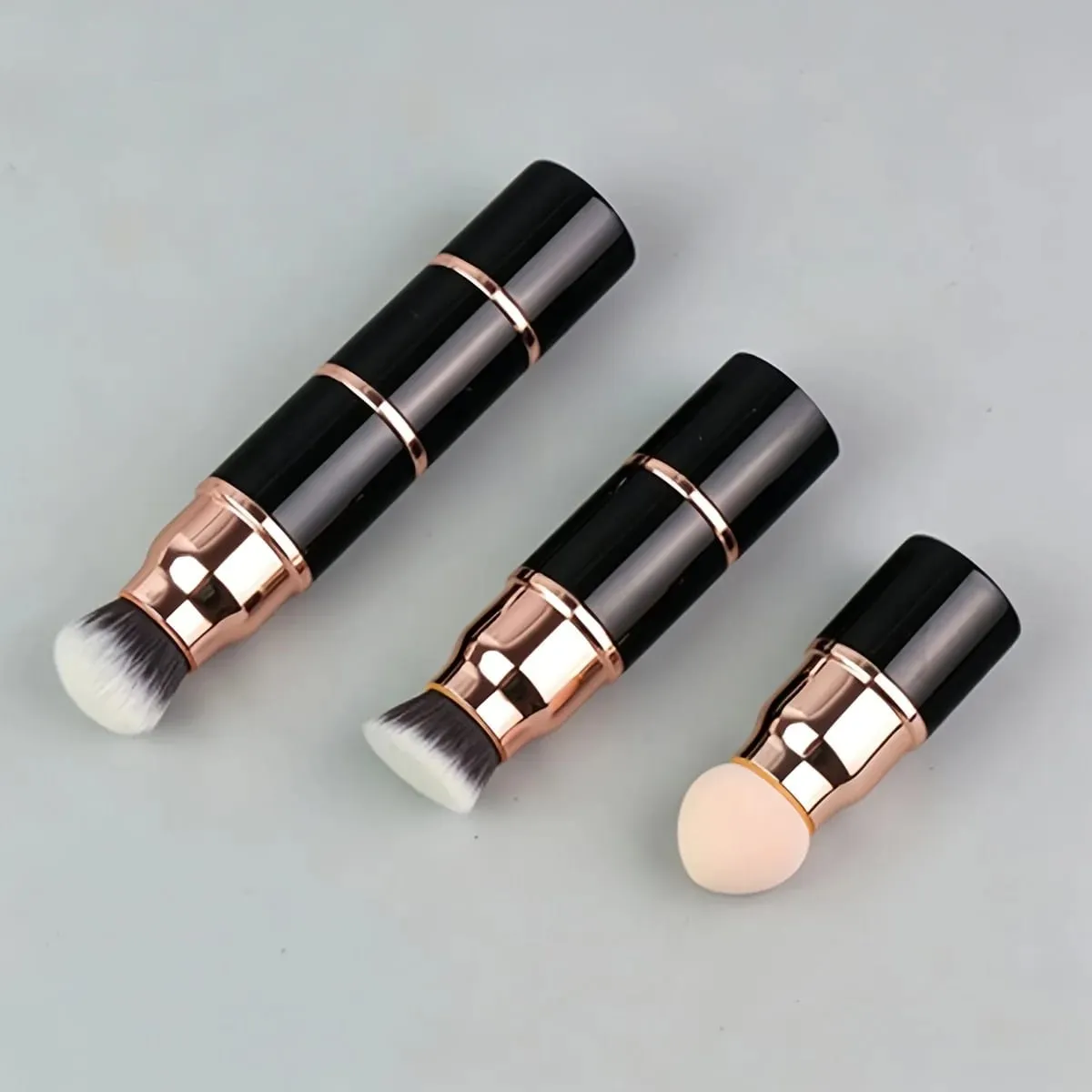 Tragbarer 3-in-1-Mini-Make-up-Pinsel mit Staubkappe, abnehmbarer Schwamm, abgewinkelte Grundierungs- und Puderköpfe, bionisches Haar, robustes Aluminium — image 3