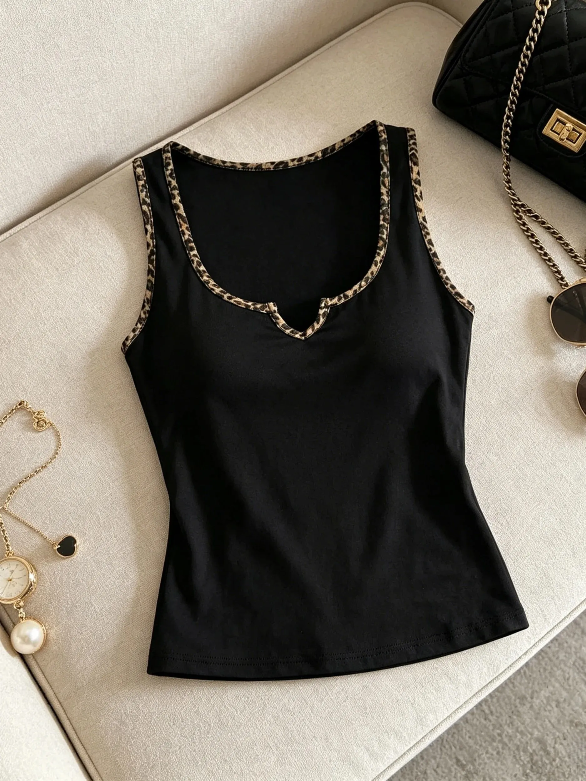 ผู้หญิงสีทึบเสื้อกล้ามลำลองมีรอยบาก V คอแบบแขนกุด Cami ด้านบน