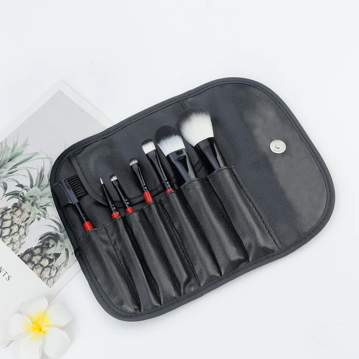Conjunto de pincéis de maquiagem com cabo vermelho vinho, 7 peças, com bolsa de armazenamento de couro pu, cerdas macias, pó, blush, sombra, kit de pincéis cosméticos — image 3