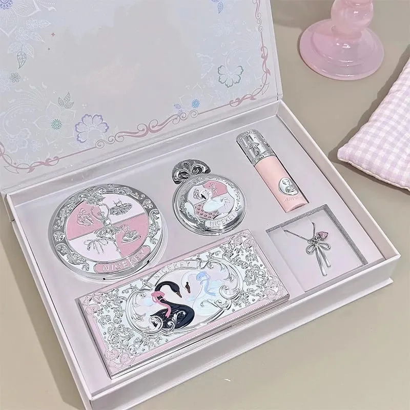 Pink Ballet Makeup Box obsahuje 1 * bahno na rty 1 * lisovaný pudr 1 * zvýrazněný pudr 1 * pudr z palety očních stínů s náhrdelníkem