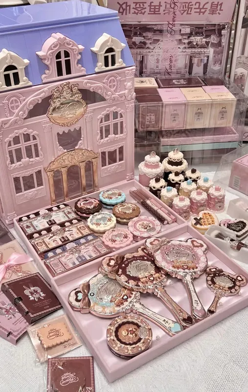 Flower Knows the Sweetie Bear Collection กล่องของขวัญชุดแต่งหน้า Allin พร้อมอายแชโดว์ บลัชออน คอนซีลเลอร์ ลิปสติกและกระจก — image 5