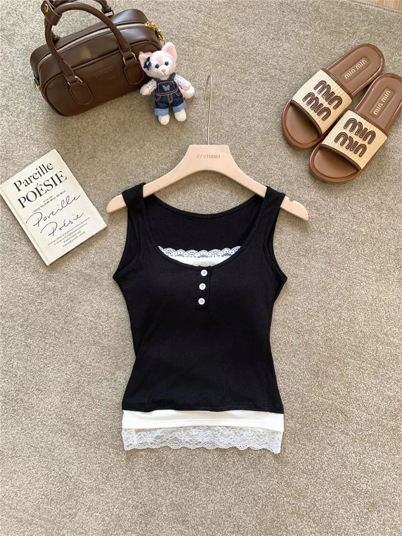 Regata feminina de falso duas peças com acabamento de renda e bojos de sutiã embutidos, camisola de viscose canelada sem mangas, colete curto de modelagem justa A6493 — image 3