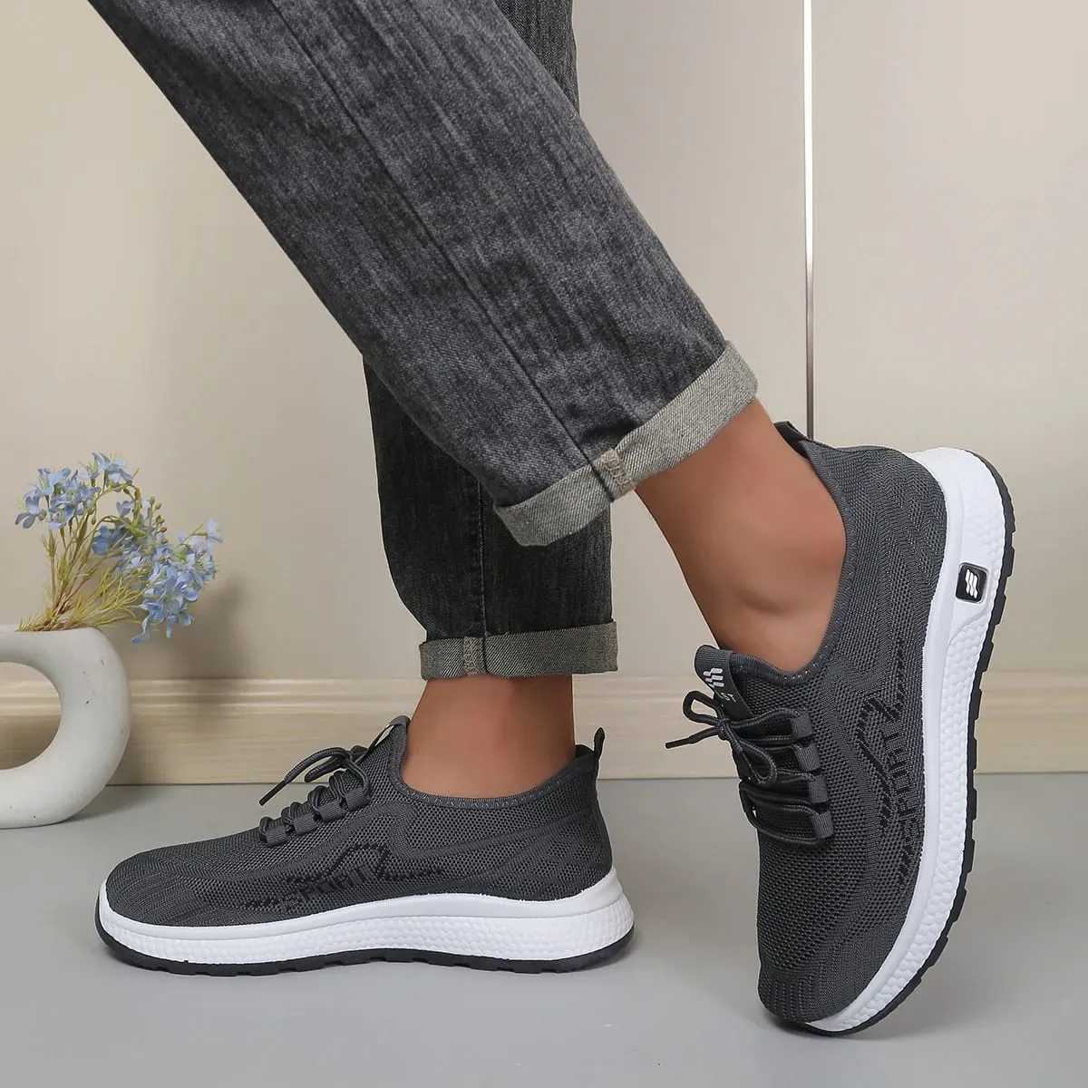 Alas Kaki Bertali Jaring Pria Warna Solid Minimal Sepatu Latihan Serbaguna Sol Luar Hitam Berukir Benjolan Atas Rajutan Berlubang Halus — image 5