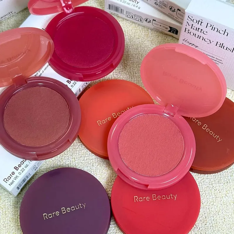 Rare Beauty Cream Blush เนื้อมันฝรั่งบดที่นุ่มฟู เกลี่ยให้เรียบเนียนเพื่อสร้างแก้มที่เปล่งประกายอย่างเป็นธรรมชาติ — image 4