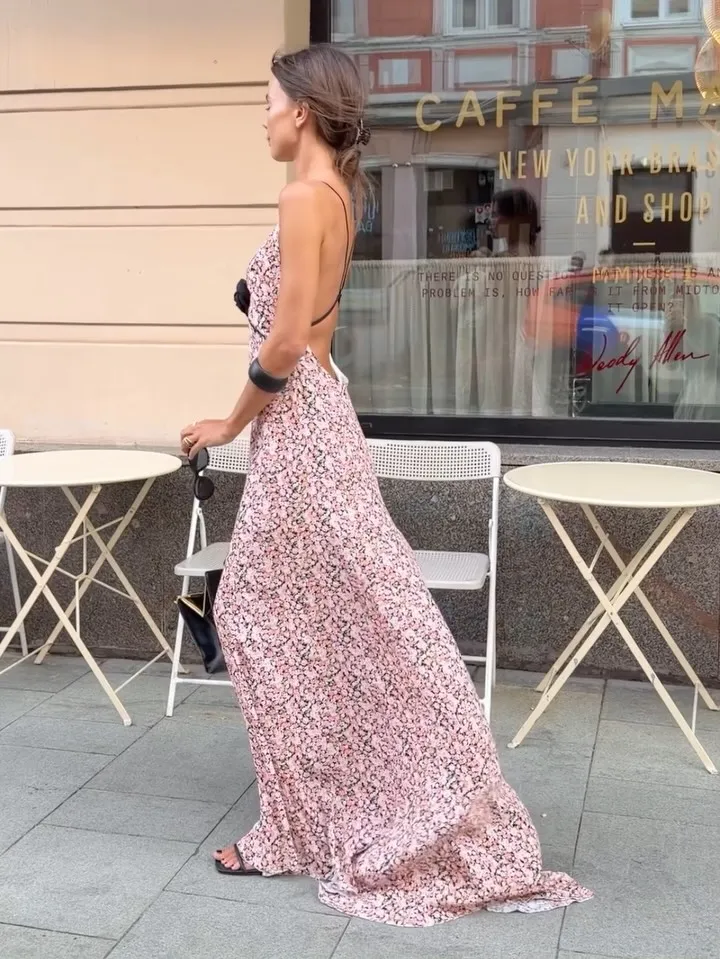 Rosafarbenes, geblümtes Satin-Maxikleid mit Spaghettiträgern, tiefem V-Ausschnitt vorne, schwarzes Rosendetail, Rüschensaum, Damen-Straßenurlaubskleid — image 5