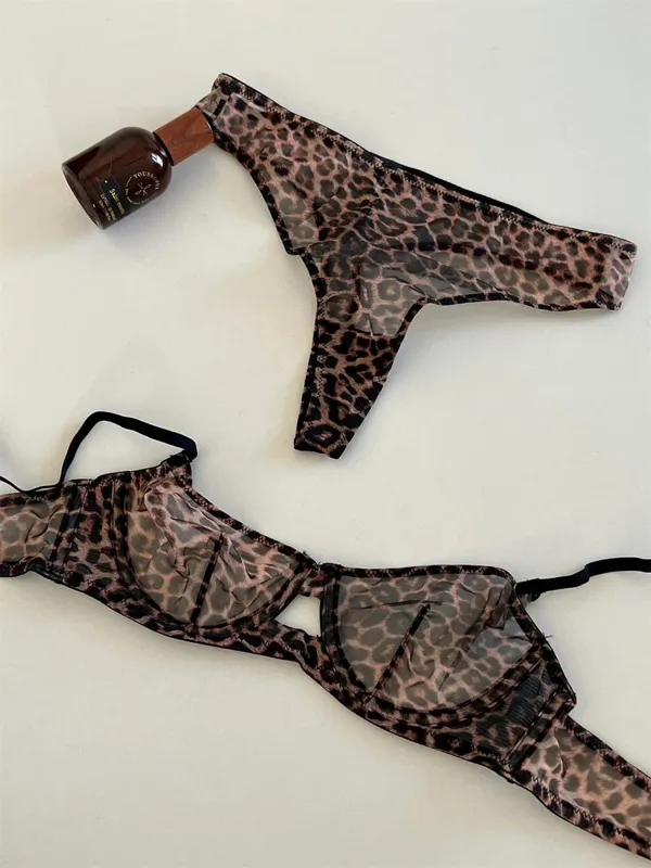 Model ultra-nipis payudara besar seluar dalam pelarasan pakaian dalam renda harimau bintang seksi berkumpul berongga dengan set bra cincin keluli